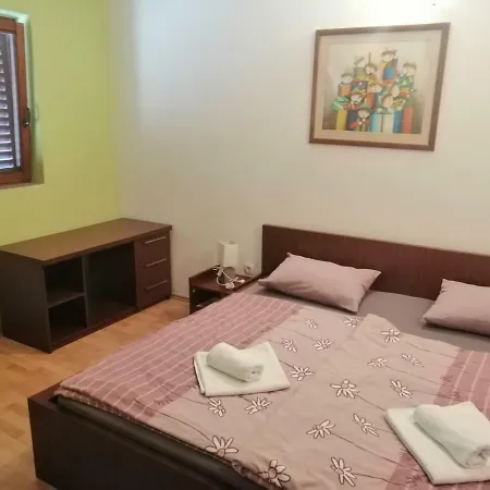 Ana Konukevi 3*